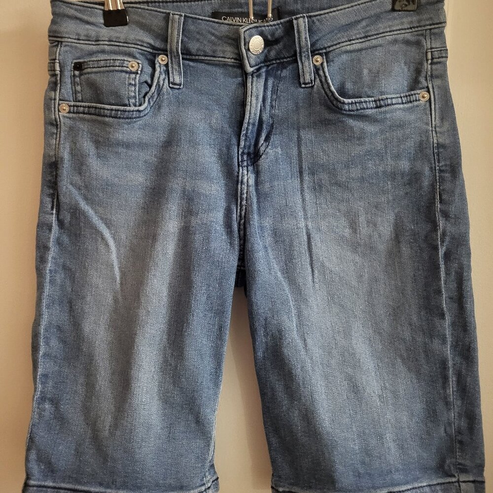 Calvin Klein Jeans Bermuda Shorts in a medium-wash